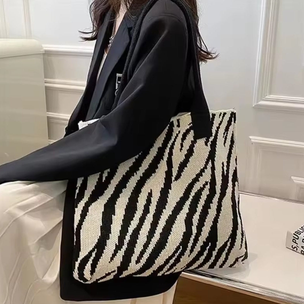 Bolso de ganchillo con patrón de cebra